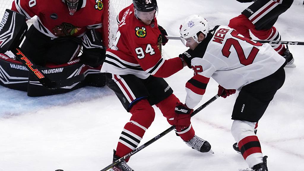 Devils-Stürmer Timo Meier (rechts) im Zweikampf mit Corey Perry von den Chicago Blackhawks