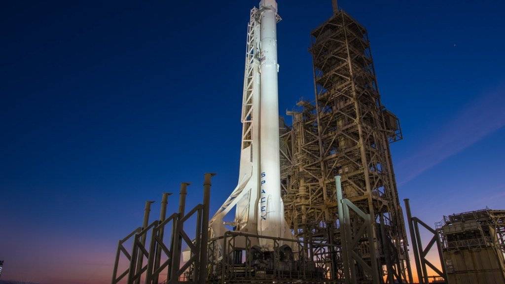 Die «Falcon 9»-Trägerrakete kurz vor dem Start - der dann wegen technischen Problemen auf Sonntag verschoben wurde.