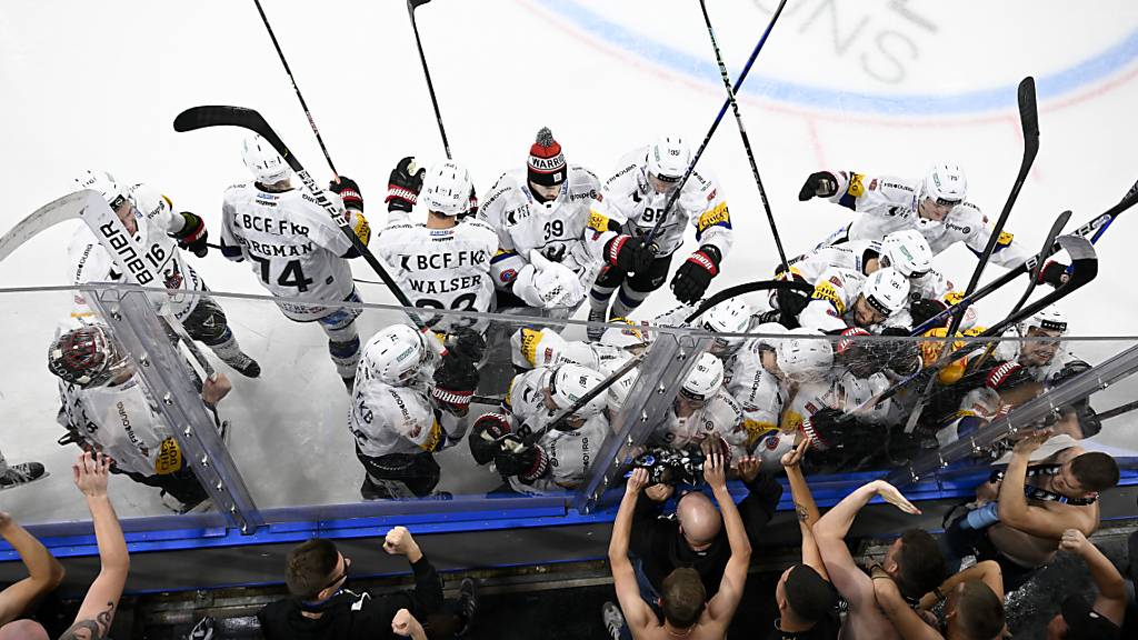 Gottéron bejubelt den 3:1-Sieg über Bern und das erfolgreiche Verteidigen der Tabellenführung