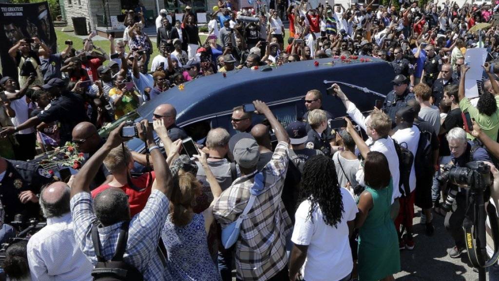 Tausende säumen beim Trauerzug von Muhammad Ali  in Louisville die Strassen