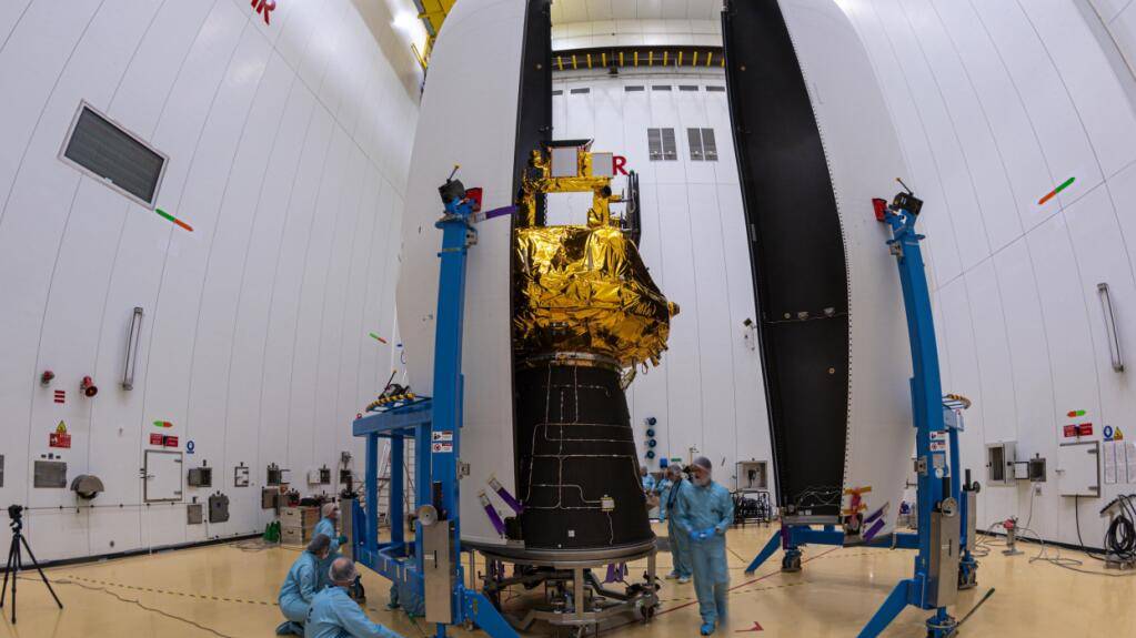 Der Satellit wurde bereits in einer Raketenspitze verpackt. Neben Teilen des Teleskops wurde auch die Raketenspitze in der Schweiz gefertigt.