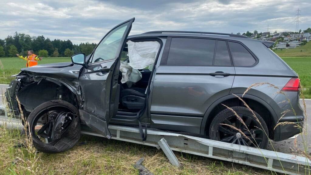 Das Auto des Fahrers, der beim Unfall korrekt unterwegs war, erlitt grossen Sachschaden.