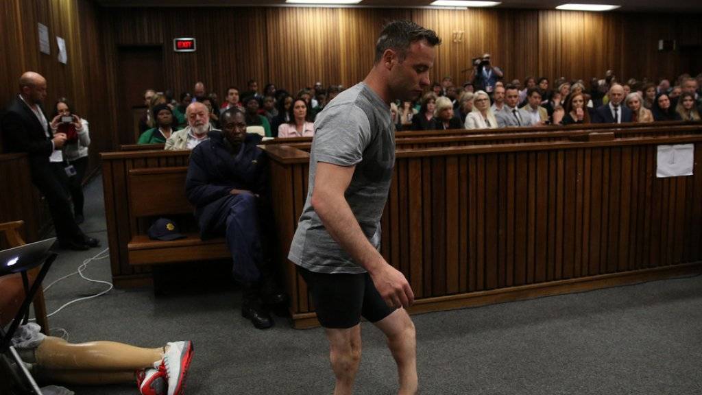 Oscar Pistorius legte unter Tränen seine Prothesen ab und lief auf seinen Beinstümpfen durch den Gerichtssaal.