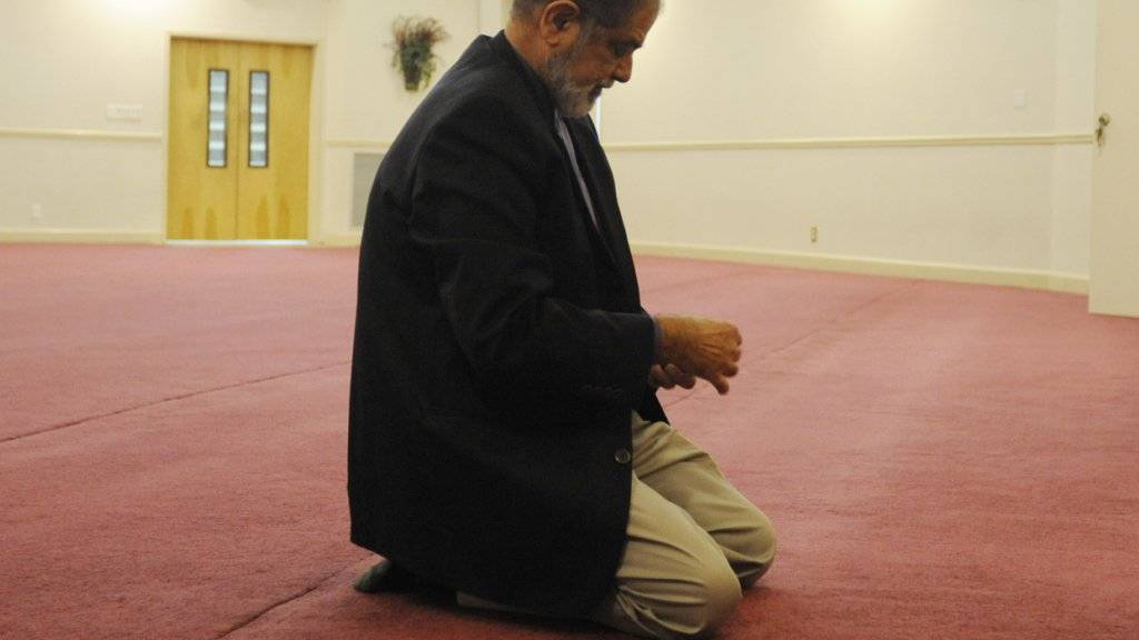 Betender in einer Moschee in Alabama: In den USA haben drei muslimische Gotteshäuser am Wochenende Drohbriefe mit Pro-Trump-Parolen erhalten. (Symbolbild)