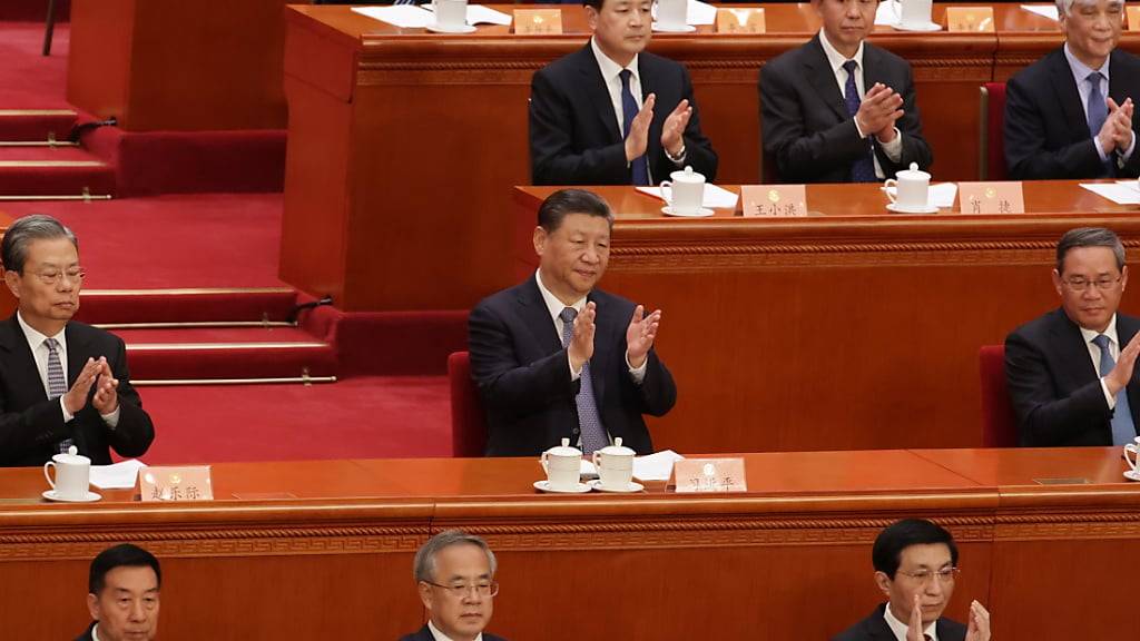 Das chinesische Wachstumsziel ging aus dem Rechenschaftsbericht von Ministerpräsident Li Qiang (rechts) hervor, der am Dienstag zum Auftakt der diesjährigen Tagung des chinesischen Volkskongresses in Peking veröffentlicht wurde.