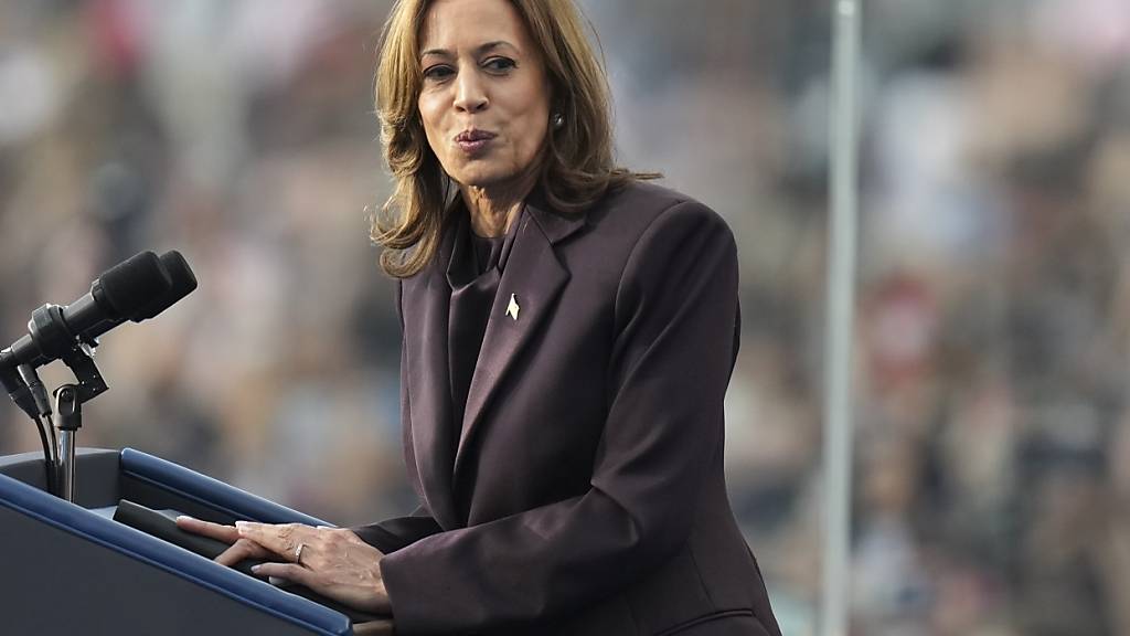 Vizepräsidentin Kamala Harris hält auf dem Campus der Howard University in Washington eine Zugeständnisrede für die Präsidentschaftswahlen 2024. Foto: Stephanie Scarbrough/AP/dpa