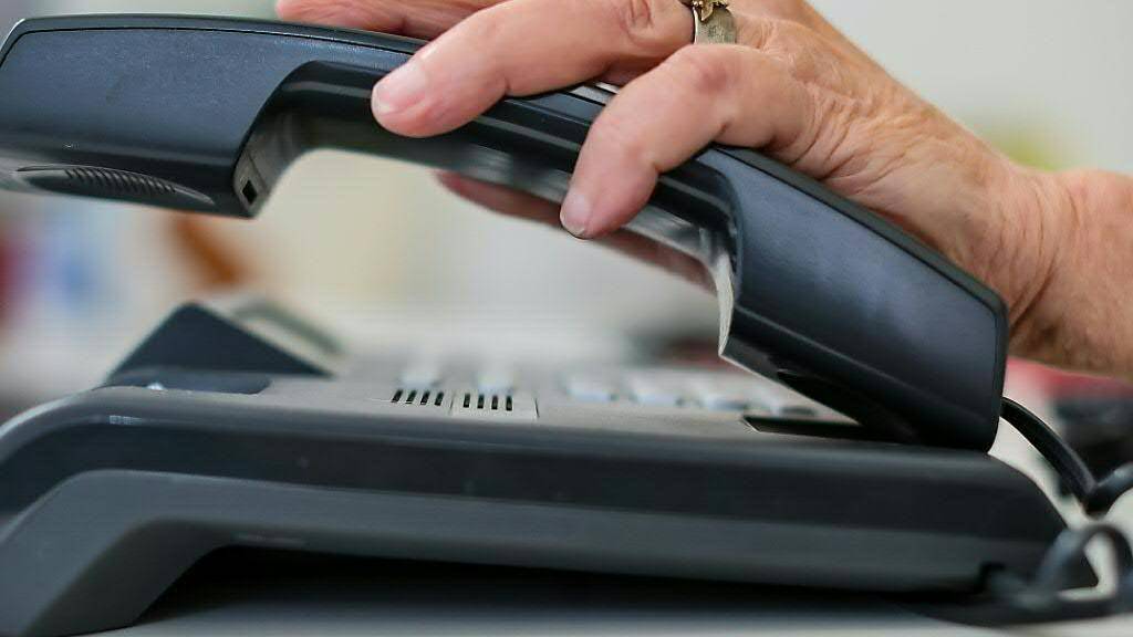 Die Kantonspolizei Aargau hat an der Haustüre eines Opfers von Telefonbetrug auf den Geldkurier gewartet: Der Mann wurde in Handschellen gelegt. (Symbolbild)