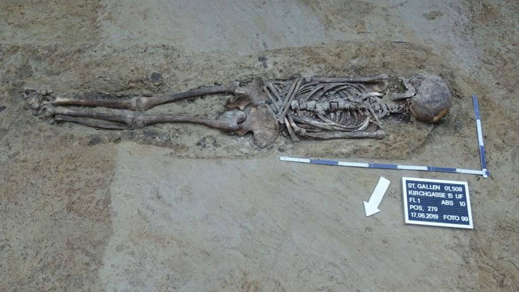 Die Archäologen legten in St. Gallen insgesamt 63 Gräber frei. Darunter etwa ein gut erhaltenes Skelett einer erwachsenen Person (Bild). Die ältesten Funde dürften aus dem Spätmittelalter stammen.