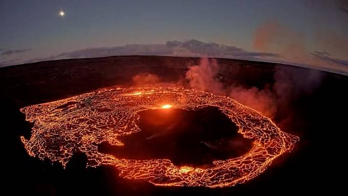 Aus Vulkan in Hawaii schiessen hohe Lavafontänen