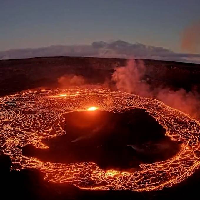 Aus Vulkan in Hawaii schiessen hohe Lavafontänen