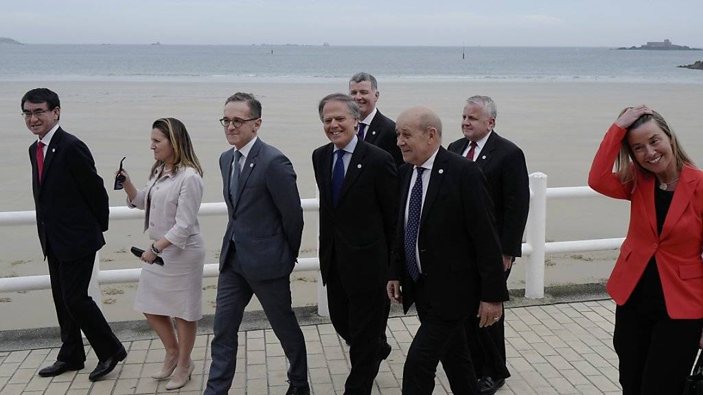 Die G7-Aussenminister mit der EU-Aussenbeauftragten Federica Mogherini (rechts) im bretonischen Dinard. Der französische Aussenminister Jean-Yves Le Drian (3. von rechts) führt die Spaziergänger an.