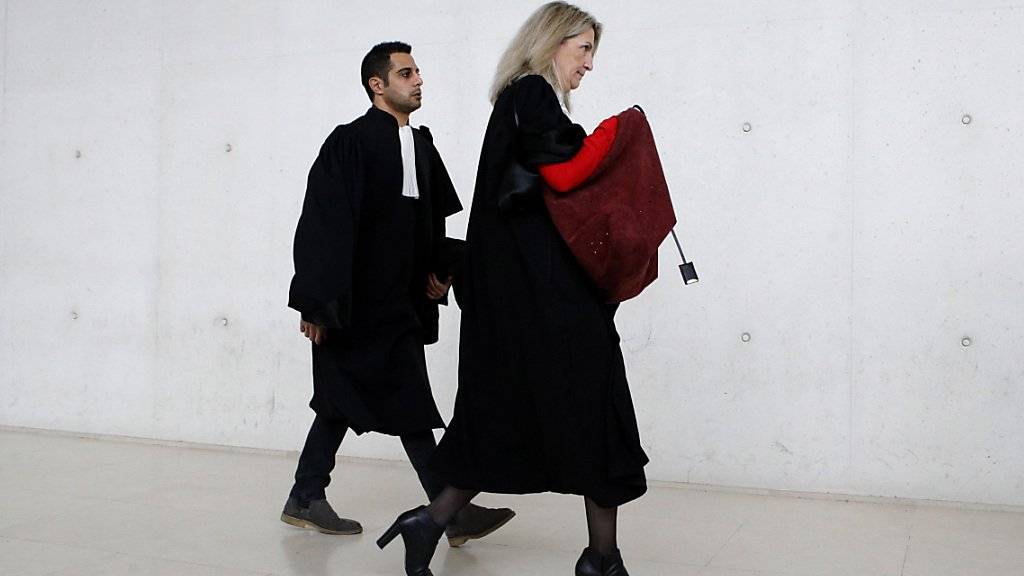 Die Anwälte des 29-jährigen Beschuldigten treffen beim Gericht in Pontoise bei Paris ein.