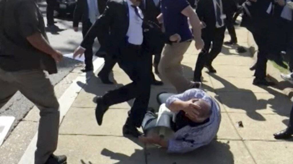 Ein Mitglied aus dem Sicherheitsteam des türkischen Präsidenten Recep Tayyip Erdogan geht bei einem Staatsbesuch in Washington gegen einen kurdischen Demonstranten vor. (Archivbild)