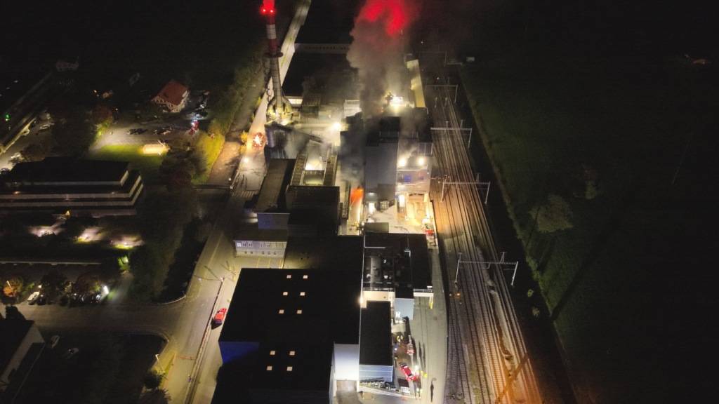 Das Auslaufen einer extrem heissen Masse in einem Fabrikgebäude in SG führte zu starkem Rauch.