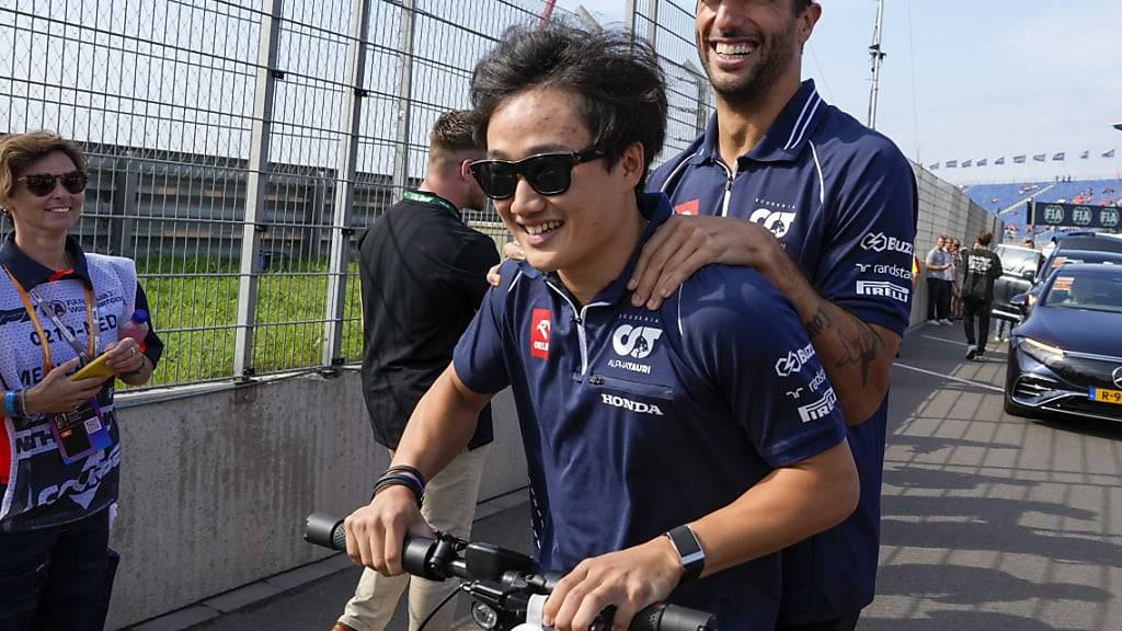 Der Japaner Yuki Tsunoda (vorne) und der Australier Daniel Ricciardo behalten auch 2024 ihr Stammcockpit im Team AlphaTauri