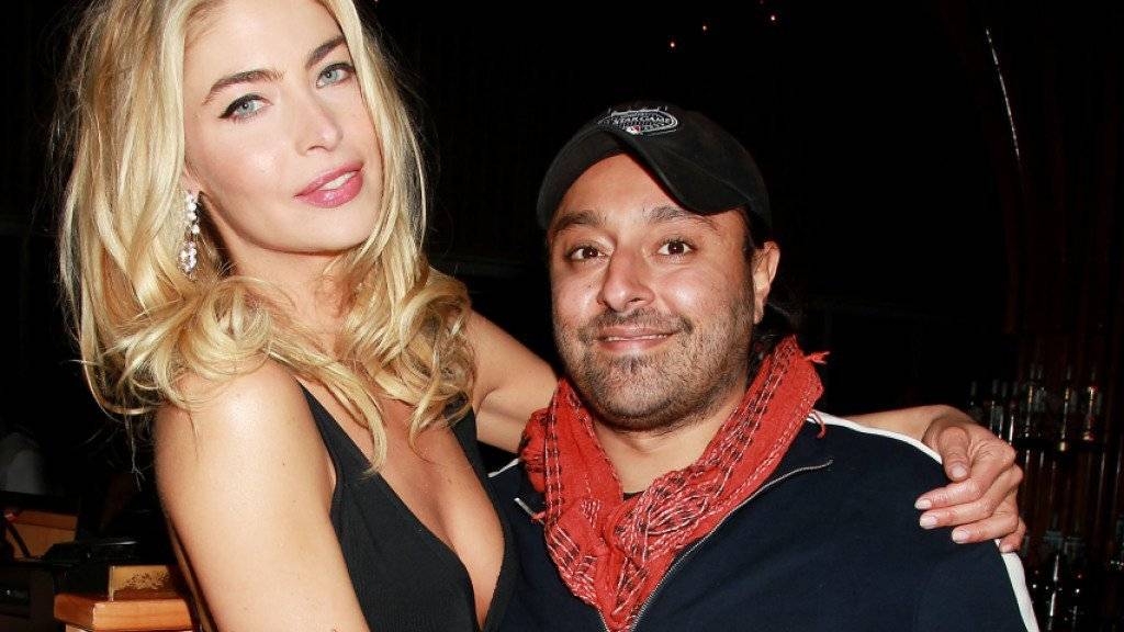Dem mit Lindsay Lohan befreundeten Hotelier Vikram Chatwal - hier mit dem Playboy Model Lisa Seiffert - wird Tierquälerei vorgeworfen. Er ist untergetaucht. (Archivbild)
