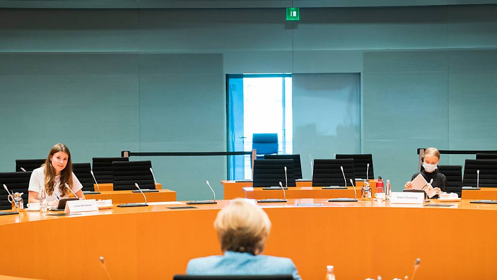 Bundeskanzlerin Angela Merkel unterhält sich mit den Klimaktivistinnen Luisa Neubauer (l) und Greta Thunberg (r) im Internationalen Konferenzsaal des Bundeskanzleramts.