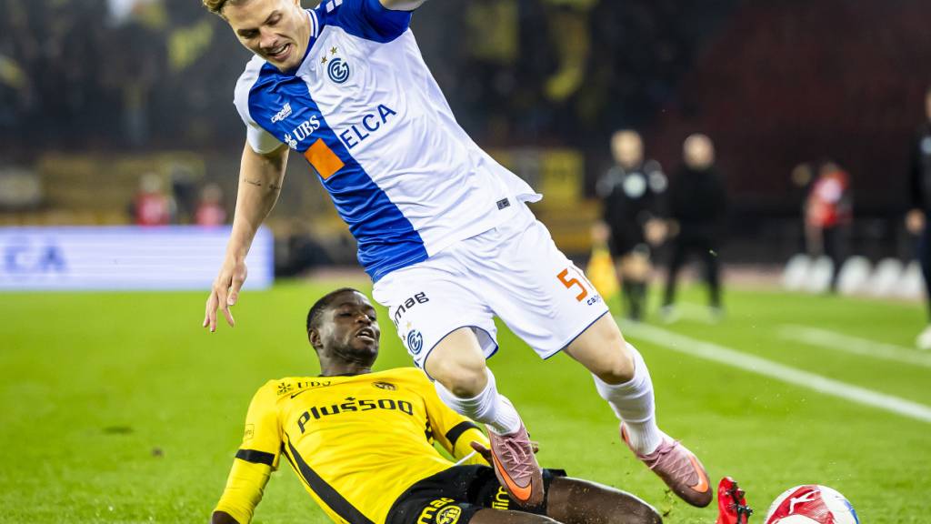 GC-Verteidiger Loris Giandomenico (oben) im Zweikampf mit YB-Spieler Ebrima Colley