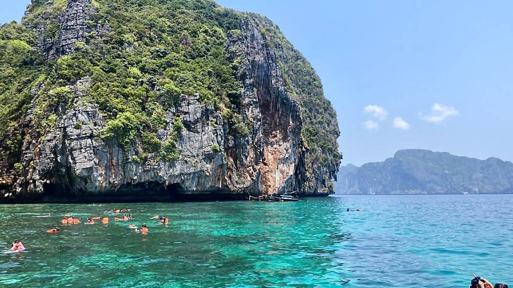 ARCHIV - Menschen schnorcheln im Phi-Phi-Archipel. In Thailand steigt die Zahl der ausländischen touristen nach der Lockerung der Einreiseregeln. Das berichtete die Zeitung «Bangkok Post» am Mittwoch unter Berufung auf die Behörden. Foto: Carola Frentzen/dpa