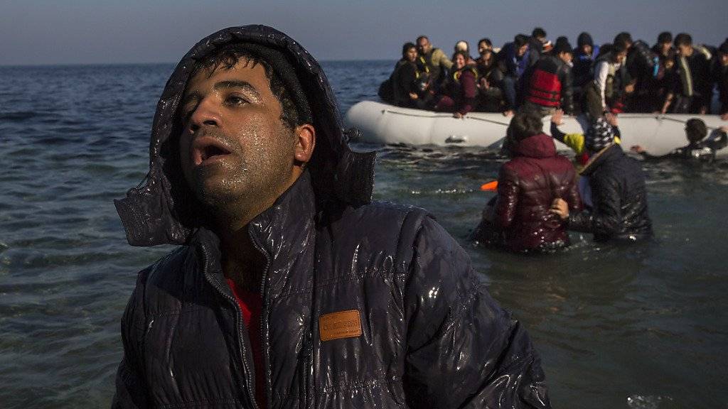 Der Nationalrat fordert in der Flüchtlingskrise Hilfe für Griechenland. Im Bild Flüchtlinge bei der Ankunft auf der griechischen Insel Lesbos. (Archiv)