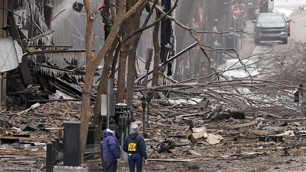 dpatopbilder - Heftige Explosion in der Innenstadt von Nashville: Einsatzkräfte sind am 1. Weihnachtsfeiertag vor Ort. Foto: Mark Humphrey/AP/dpa
