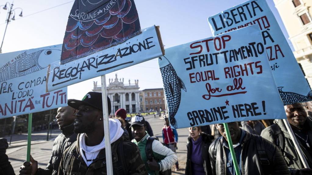 Tausende «Sardinen» haben am Samstag in Rom gegen Rechtspopulismus demonstriert.