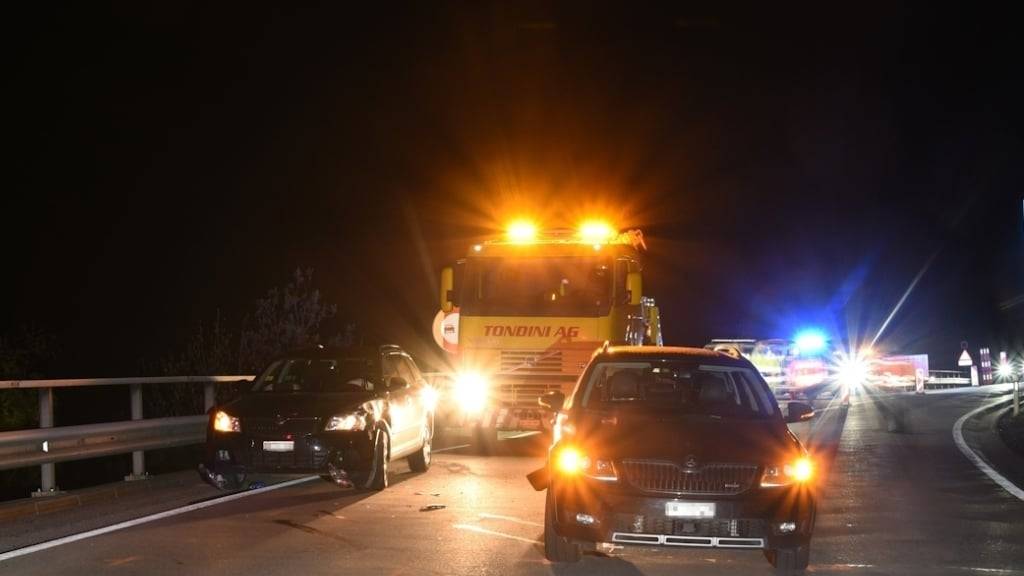 Der Autodieb krachte in der Dunkelheit in einen anderen Wagen, der bei Trin GR an einer Baustellenampel stand.