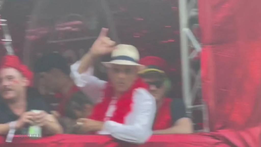 Alain Berset mit Bier, Zigarre und Federboa