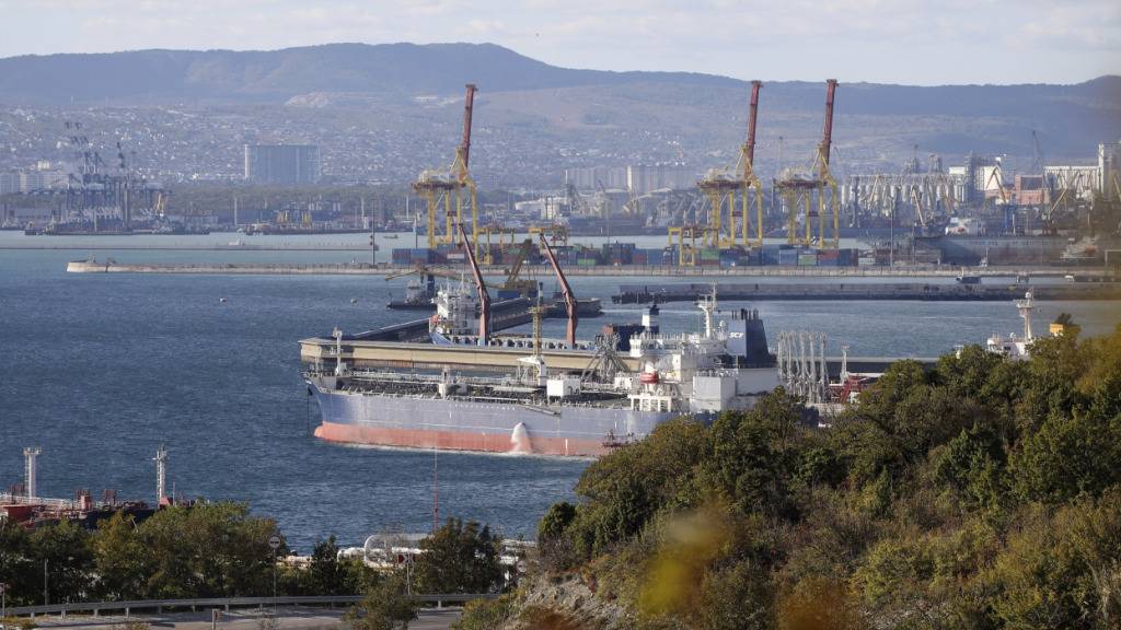 ARCHIV - Ein Öltanker liegt im Hafen von Noworossijsk im Sheskharis-Komplex der Chernomortransneft JSC, einer Tochtergesellschaft der Transneft PJSC, einer der größten Anlagen für Öl und Erdölprodukte in Südrussland. Foto: ---/AP/dpa