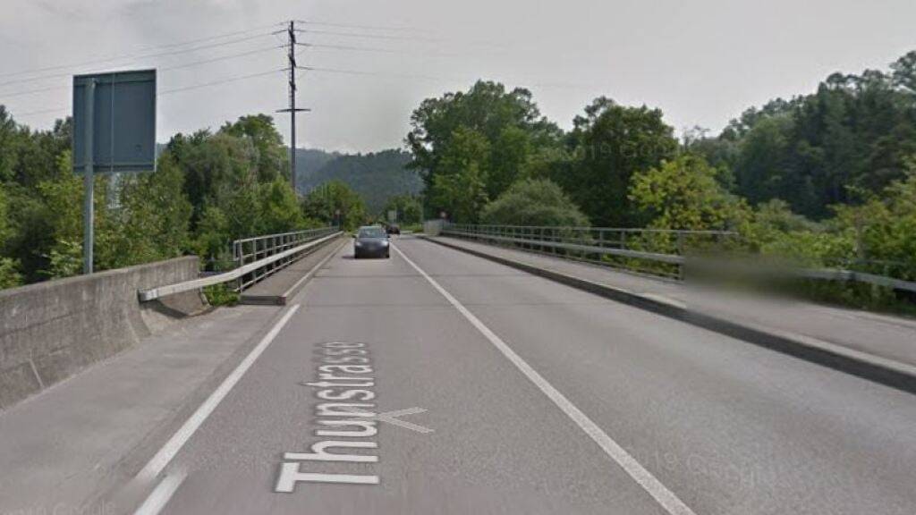 Die vielbefahrene Aarebrücke bei Uetendorf ist in die Jahre gekommen und muss saniert werden. Zugleich wird sie mit einem Radsteg ergänzt.