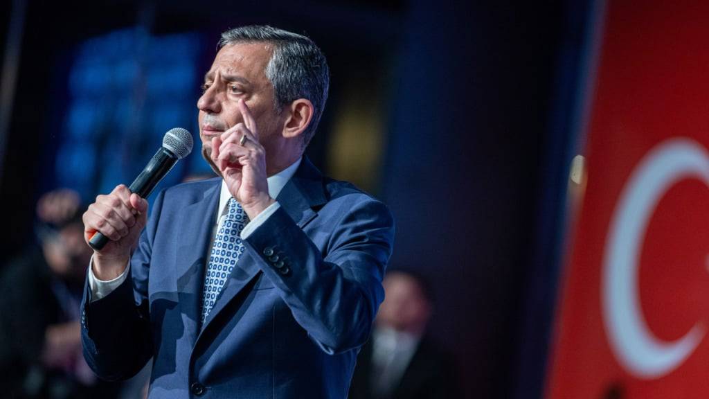 ARCHIV - Özgür Özel ist nach der Verhaftung von Istanbuls Bürgermeister Imamoglu zum wichtigsten Protestführer in der Türkei geworden. Foto: Tunahan Turhan/SOPA Images via ZUMA Press Wire/dpa