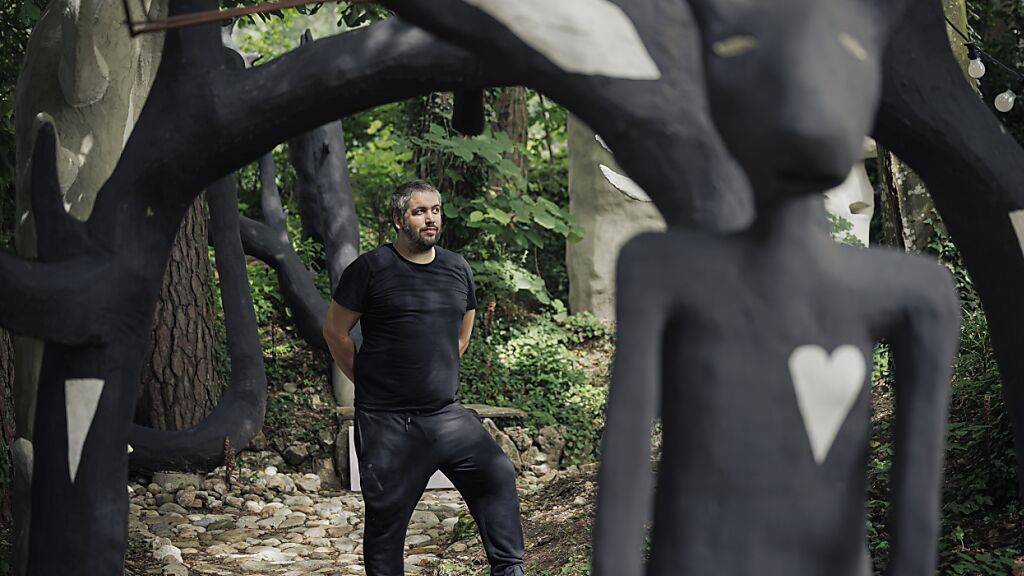 Der jurassische Künstler Augustin Rebetez hat aus seinem Haus und Garten bei Neuenburg ein verrücktes Gesamtkunstkunstwerk gemacht. Das «Maison Totale» lädt ein zum Staunen.