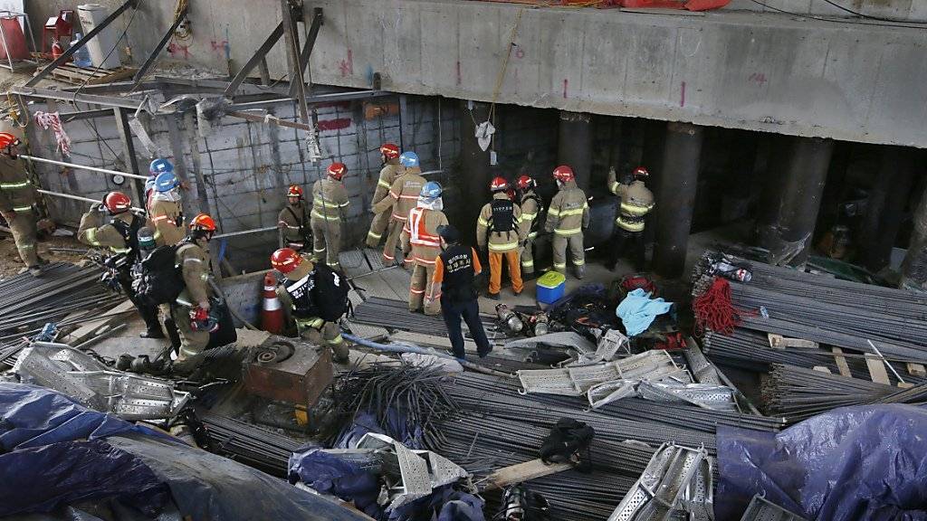 Rettungskräfte suchen nach Verschütteten nach einer Explosion in einer U-Bahn-Baustelle in Südkorea.