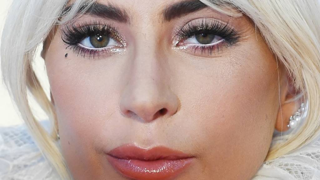 Lady Gaga fällt mit Fan von der Bühne