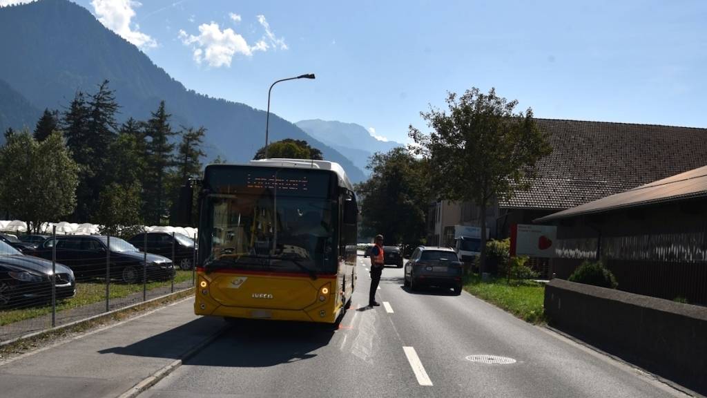 Trotz Vollbremsung erfasste das Postauto den 8-Jährigen mit der Front und warf ihn zu Boden.