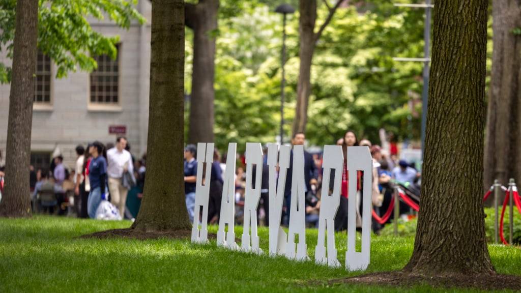 Die Harvard University bereitet sich auf die Abschlussfeier 2025 vor. Foto: Nicolaus Czarnecki/ZUMA Press Wire/dpa