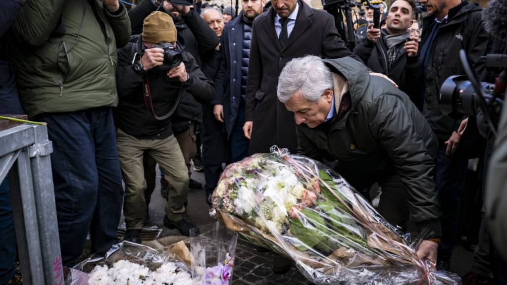 Der italienische Aussenminister Antonio Tajani legt am Unglücksort Blumen nieder.