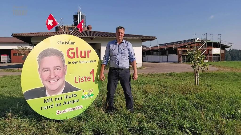 Christian Glur vor seinem SVP-Wahlplakat