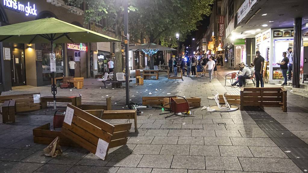 Bei Auseinandersetzungen mit der Polizei haben dutzende gewalttätige Kleingruppen die Stuttgarter Innenstadt verwüstet und mehrere Beamte verletzt. Foto: Simon Adomat/dpa