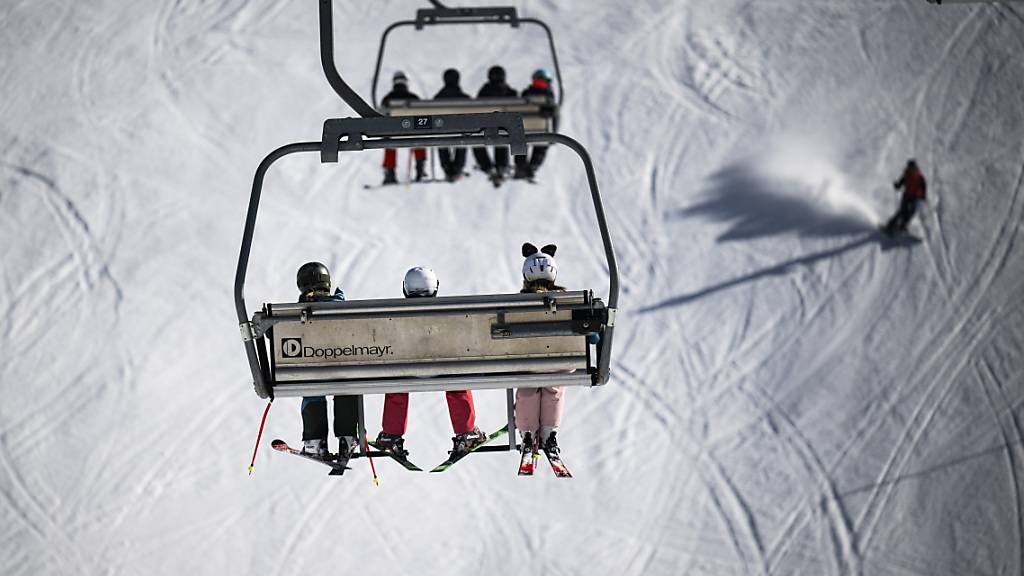 Trotz des warmen Wetters waren im März mehr Menschen auf Schweizer Skipisten anzutreffen als im Jahr davor. Schweizweit stiegen die Ersteintritte der Seilbahnen gegenüber März 2023 um 5 Prozent.(Symbolbild)