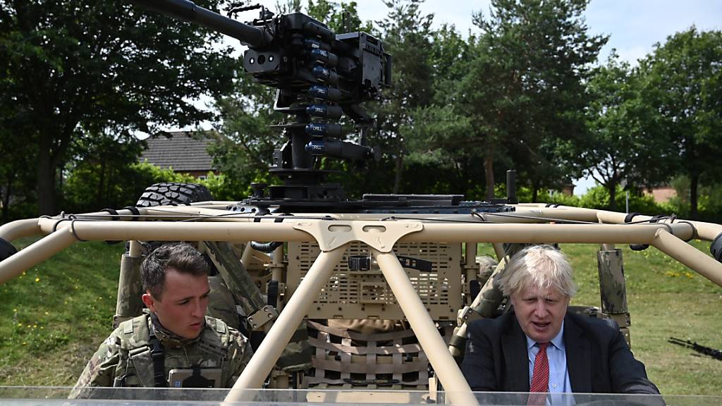 Boris Johnson (r), Premierminister von Großbritannien, in einem bewaffneten Militärfahrzeug einer neuen Infanterie-Einheit während eines Besuchs anlässlich der Woche der Streitkräfte. Foto: Daniel Leal-Olivas/PA Wire/dpa Foto: Daniel Leal-Olivas/PA Wire/dpa