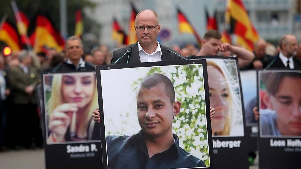 Ein Mann hält bei einer Demonstration in Chemnitz ein Bild des Ende August mutmasslich von ausländischen Migranten erstochenen Opfers. (Archivbild)