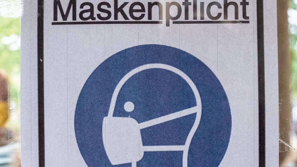 Im Kanton Zug gilt ab Samstag eine Maskenpflicht bei Grossveranstaltungen, wenn die Mindestabstände nicht eingehalten werden können. (Symbolbild)