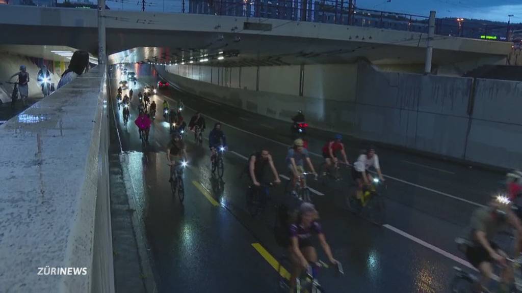 Viel Polizei und wenige Velofahrende bei der Critical Mass