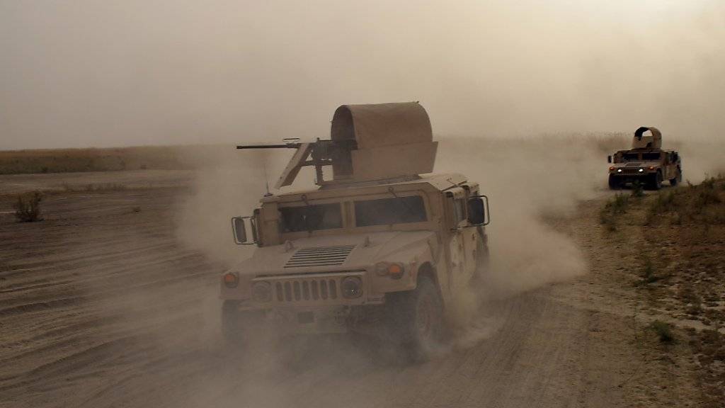 Irakische Armeefahrzeuge bei einem Einsatz gegen IS-Terroristen. Die USA gaben bekannt, dass zwei IS-Kommandanten bei Luftangriffen in der Nähe von Mossul getötet worden sind. (Archivbild)