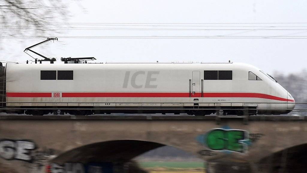 Ein ICE der Deutschen Bahn riss nahe Freiburg eine Fahrleitung herunter und blockierte so vorübergehend die Rheintalstrecke. (Symbolbild)