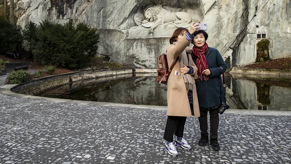 Sie fehlen in den Schweizer Geschäften derzeit: Asiatische Touristen in Luzern. (im Februar 2020)