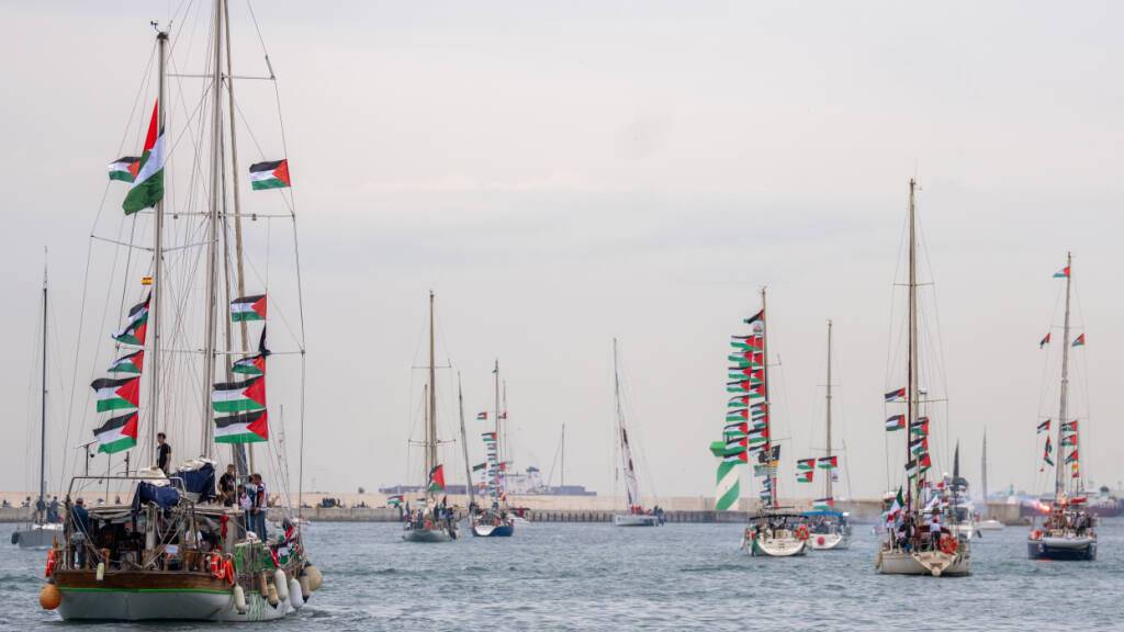 Boote mit Aktivisten und humanitärer Hilfe für die Palästinenser im Gazastreifen manövrieren im Hafen von Barcelona (Archivbild). Foto: Joan Mateu Parra/AP/dpa