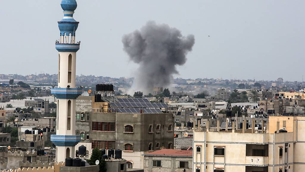 Rauch steigt nach einem israelischen Luftangriff aus einem Gebäude in Rafah in Palästina auf. Foto: Abed Rahim Khatib/dpa