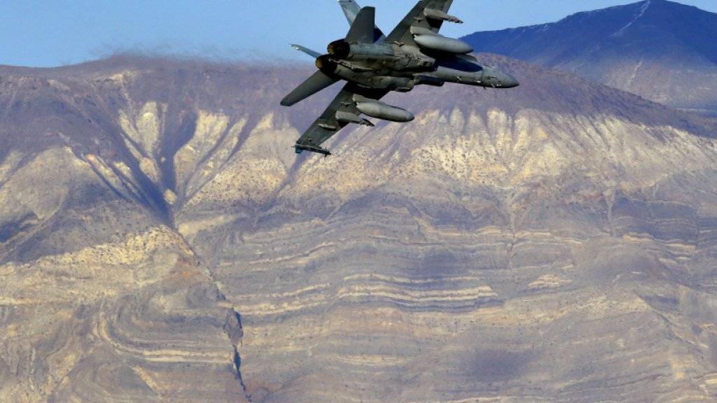 Ein US-Kampfjet des Typs F/A-18D Hornet bei einem Flug am westlichen Rand des Death Valley Nationalparks. (Archivbild)
